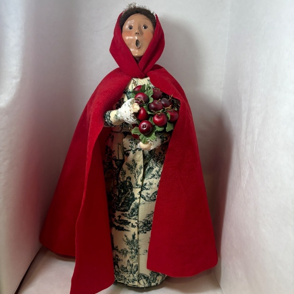 Byers Choice WILLIAMSBURG Colonial Caroler Woman W/Basket of Red Apples Tags - Picture 2 of 10